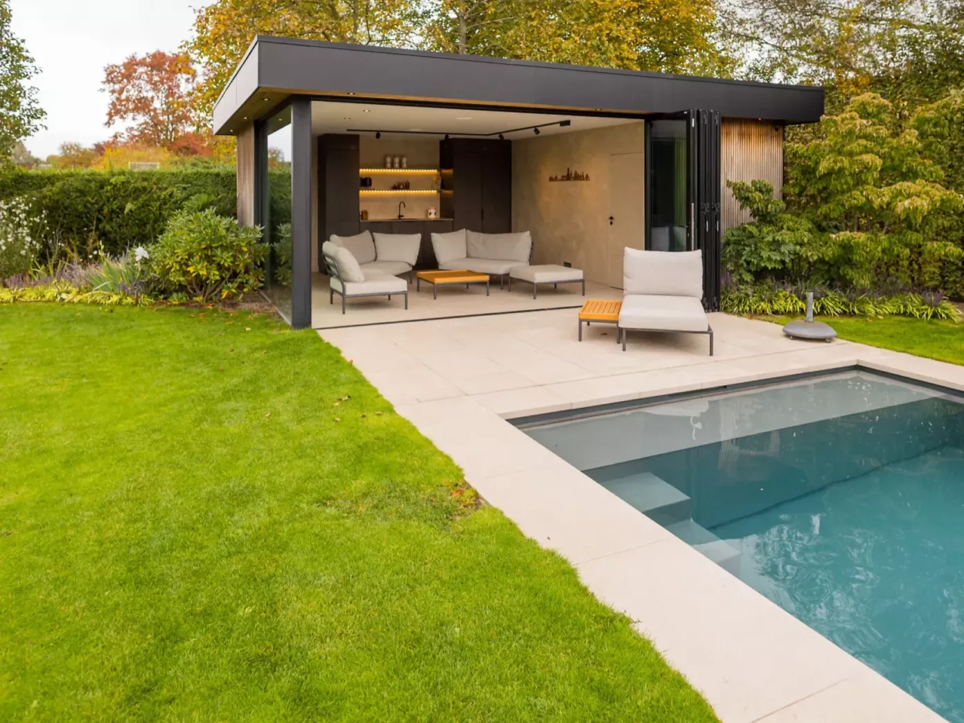 Bijgebouw in Gent laten bouwen? Decoranda creëert stijlvolle en duurzame maatwerk oplossingen als poolhouse, kantoor of extra leefruimte.